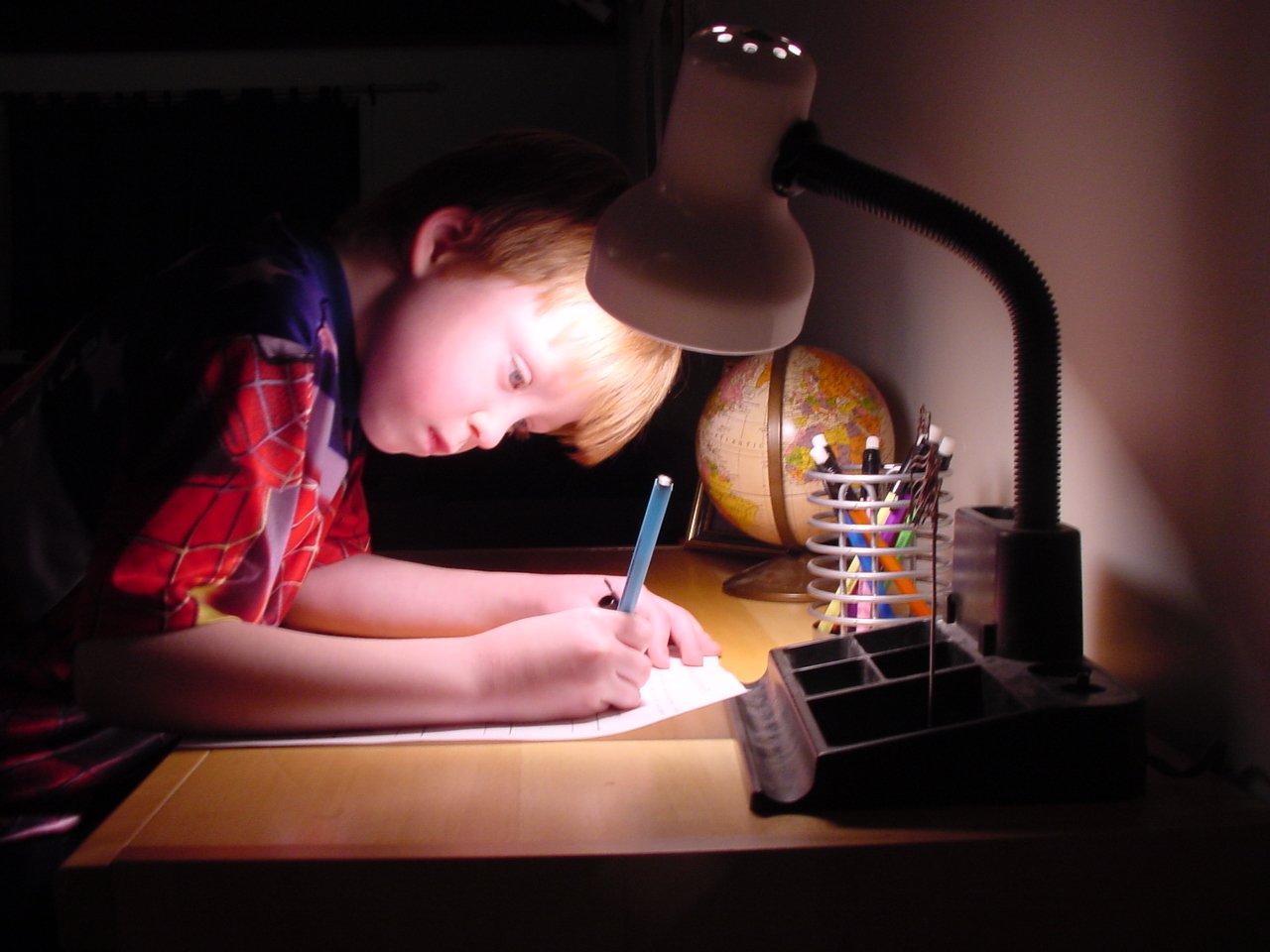 Скучные предметы. Doing homework. Children write homework at Night. Картинка вечернее время для подростка. Синдром отличницы.