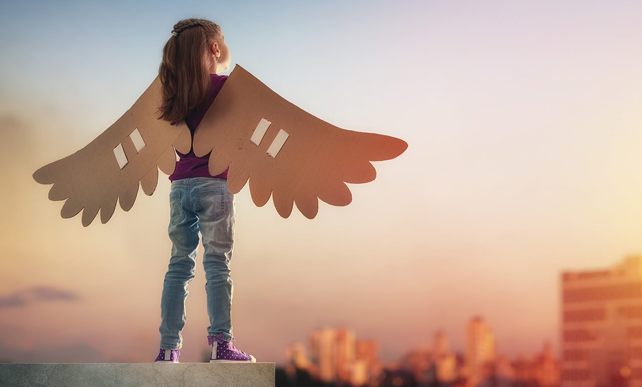 Девочка с картонными крыльями