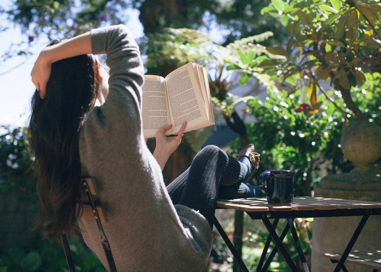Типа читаю мысли. Девушка с книгой. Брюнетка с книжкой. Девушка с книжкой. Лето с книгой.