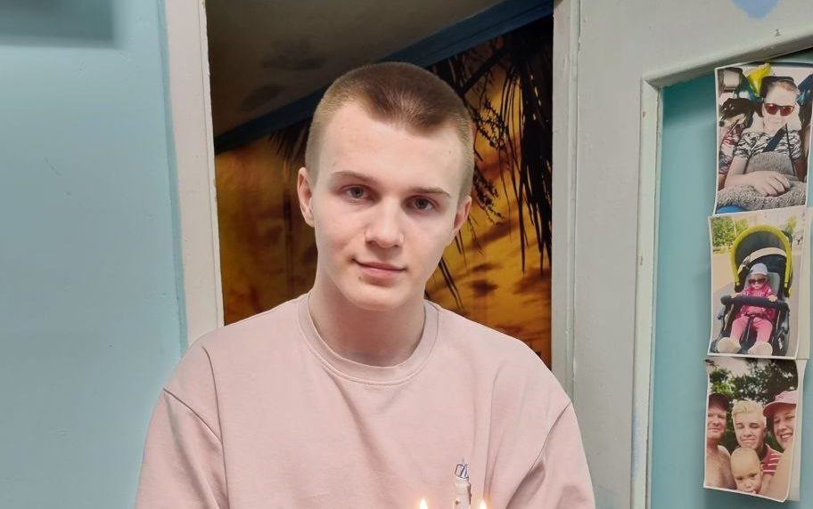 Приемному сыну 18 лет